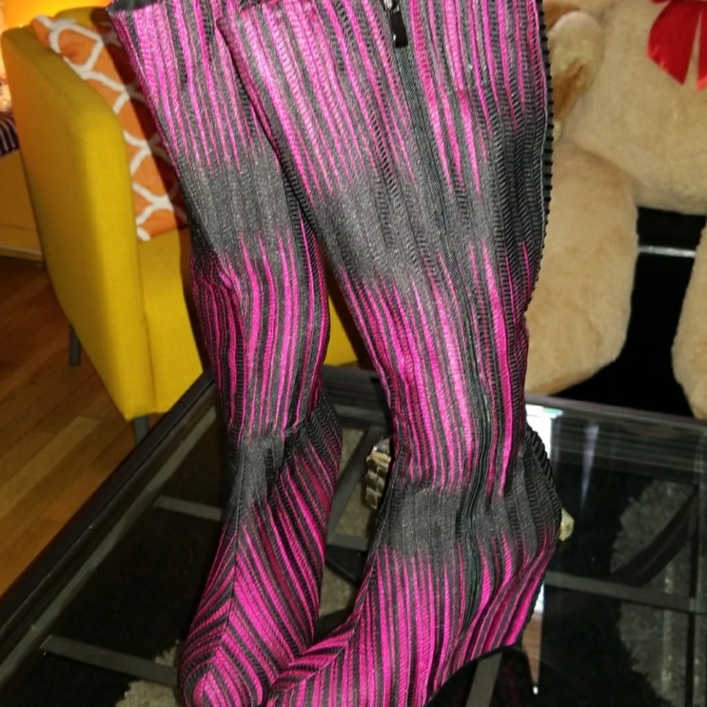 Boots - Picture 3 of 3